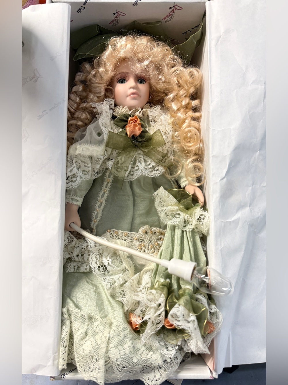 Duck House Heirloom Porcelain Doll Lamp Lite Lady Green Ltd Ed 5000